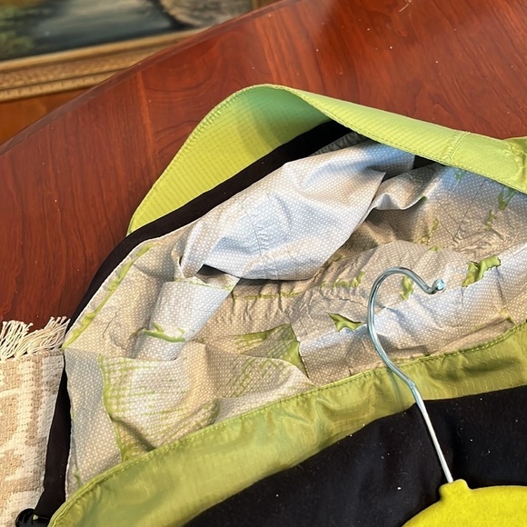 Marmot Women’s Ski Jacket in Large and Green . Great co diction except hood. - Picture 11 of 11